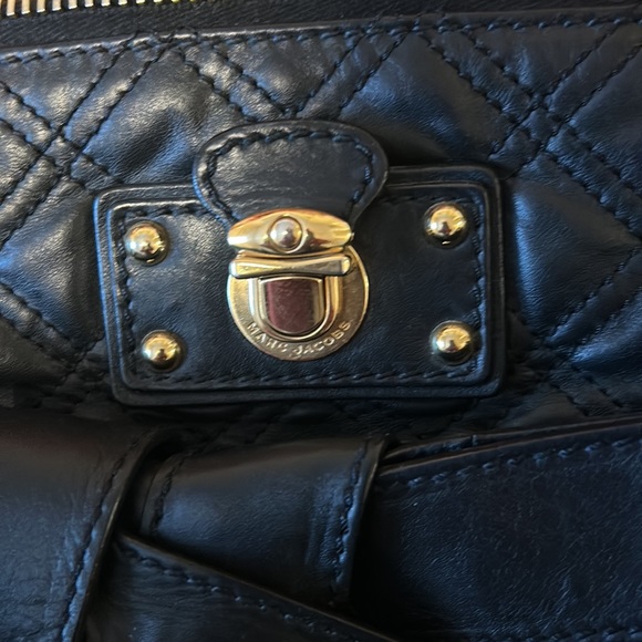 Black Marc Jacobs bag! Great shoulder bag with lots of room. A classic. - Picture 2 of 6